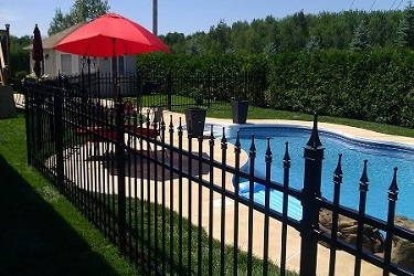 Clôture de piscine sécuritaire installée à Joliette